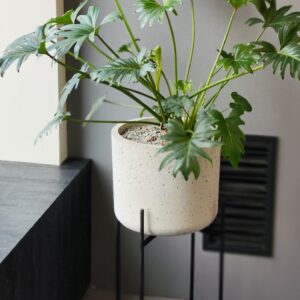 Betonska saksija Zegzy D34 na visokom metalnom nosaču